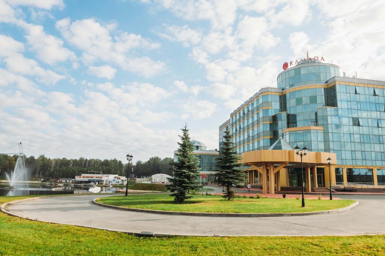 Отель Ramada Yekaterinburg Hotel&Spa Экстерьер фото